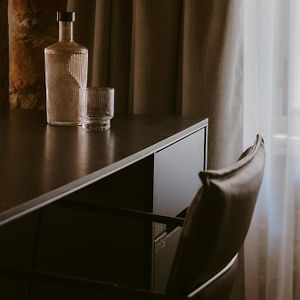 Großes Zimmer mit Kingsize-Bett